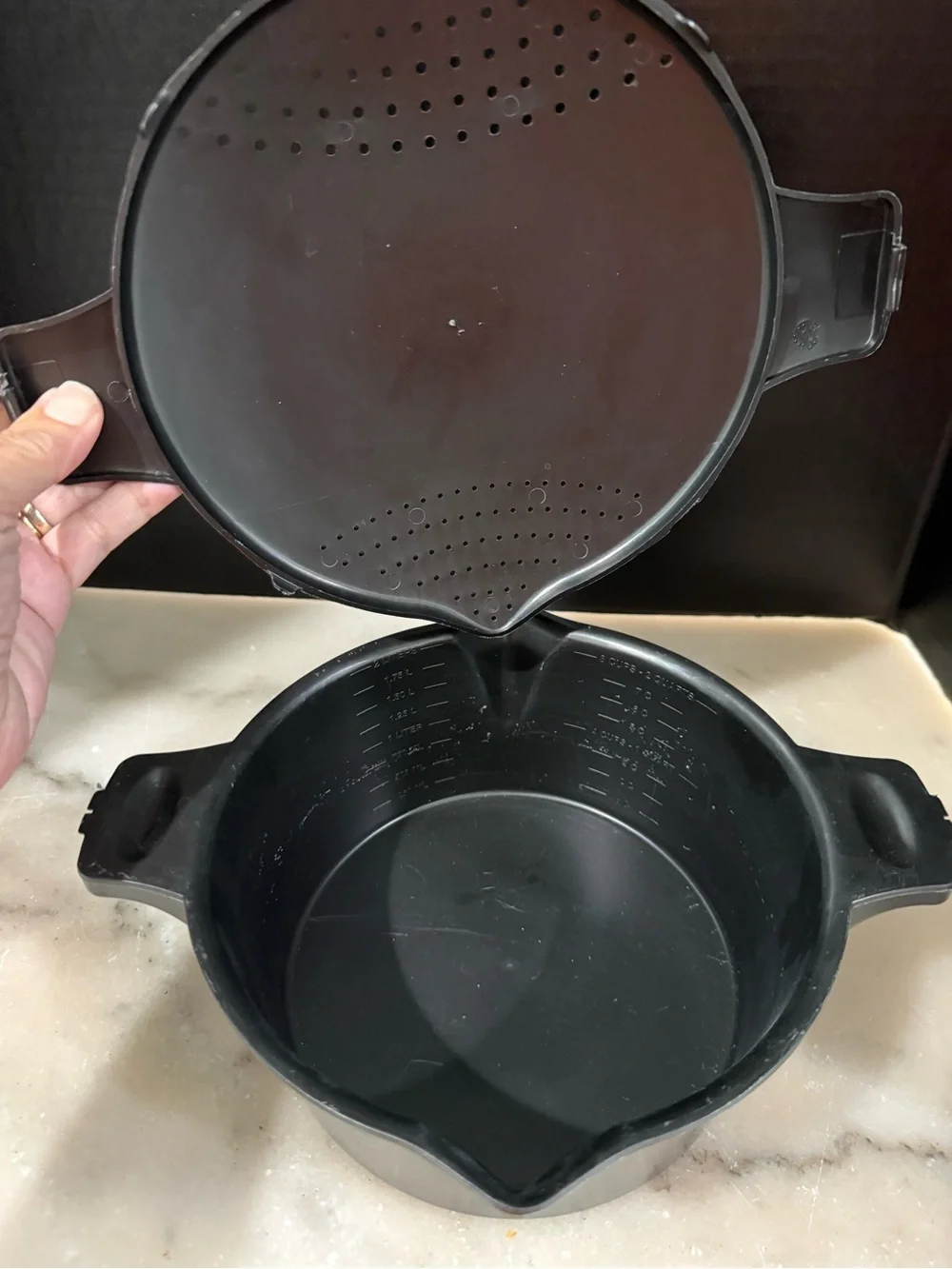 Pampered Chef Large Micro Cooker Microwave Steamer 2 Qt  Liter 8 Cup Black USA